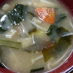 白菜と大根と人参とえのきと昆布と油揚げの味噌汁